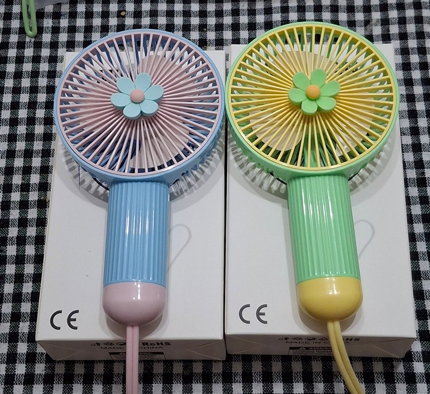 TOPTAN 20 adet Çiçek Desenli Renkli Taşınabilir Vantilatör - Görsel 3