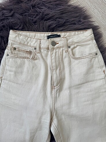 32 Beden beyaz Renk Trendyolmilla ekru jean