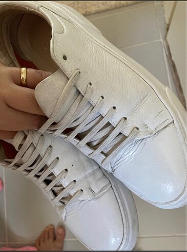 ERKEK SNEAKERS 44 numara çok temiz bir çizik yook