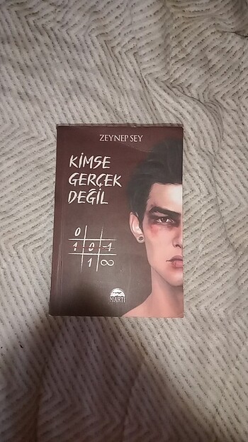 Kimse gerçek değil 