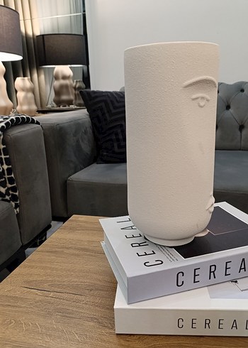 Gri ve Beyaz Yüz Heykelleri - Görsel 6