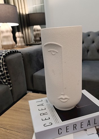 Gri ve Beyaz Yüz Heykelleri - Görsel 3