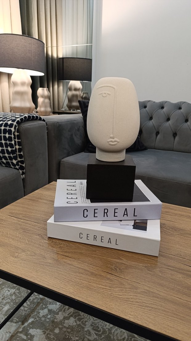 Gri ve Beyaz Yüz Heykelleri - Görsel 2