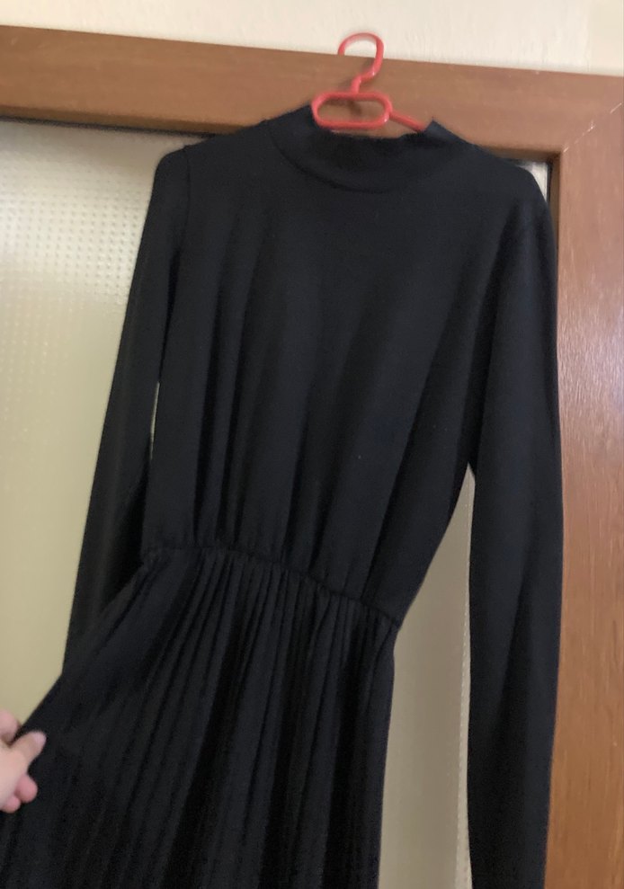 Siyah Uzun Kollu Piliseli Uzun Elbise - Görsel 2