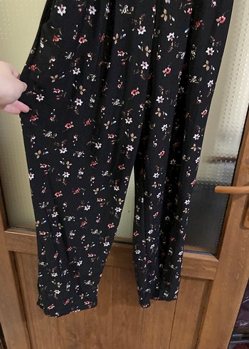 Siyah Çiçek Desenli Tulum - Görsel 2