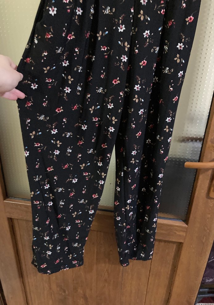 Siyah Çiçek Desenli Tulum - Görsel 2