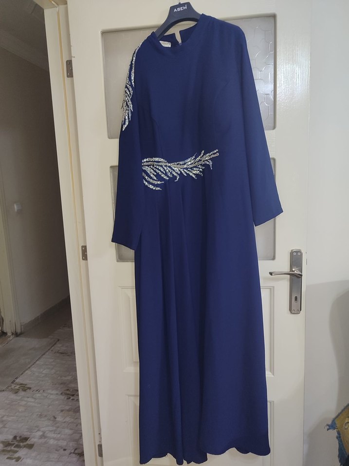 Uzun Kollu Lacivert Nakışlı Abiye Elbise - Görsel 3