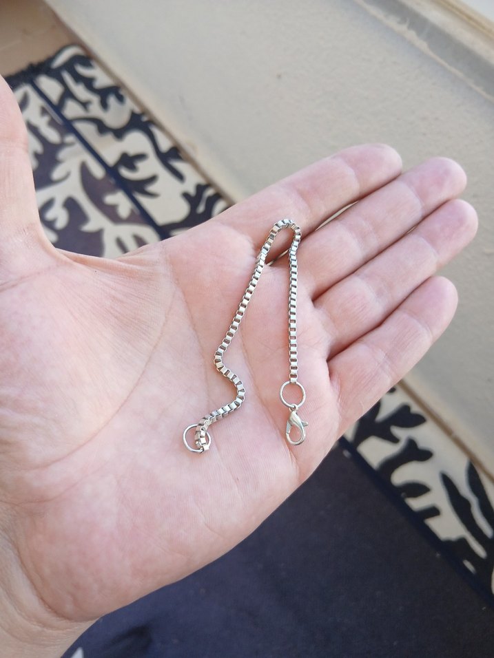 Gri Zincir Detaylı Kadın El Zinciri - Görsel 3