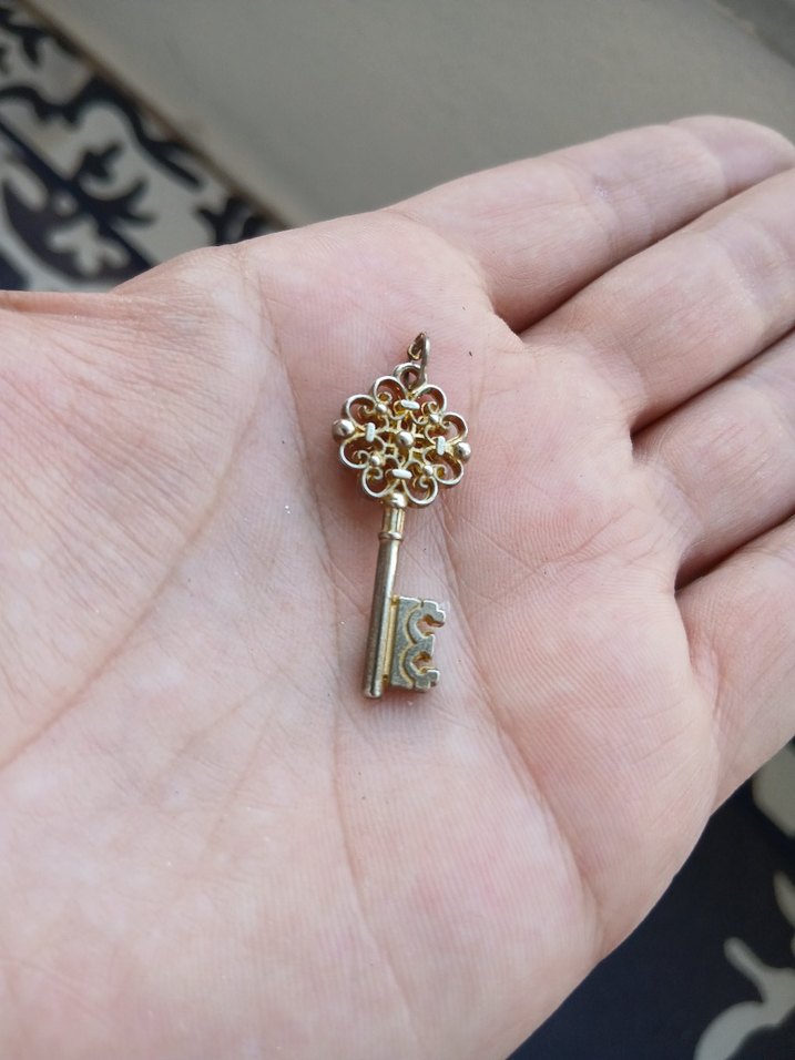 Püsküllü Altın Renk Vintage Anahtar Charm - Görsel 3