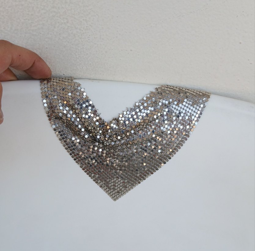 Pul İşlemeli Yılan Desenli Altın Renk Kadın El Zinciri - Görsel 3