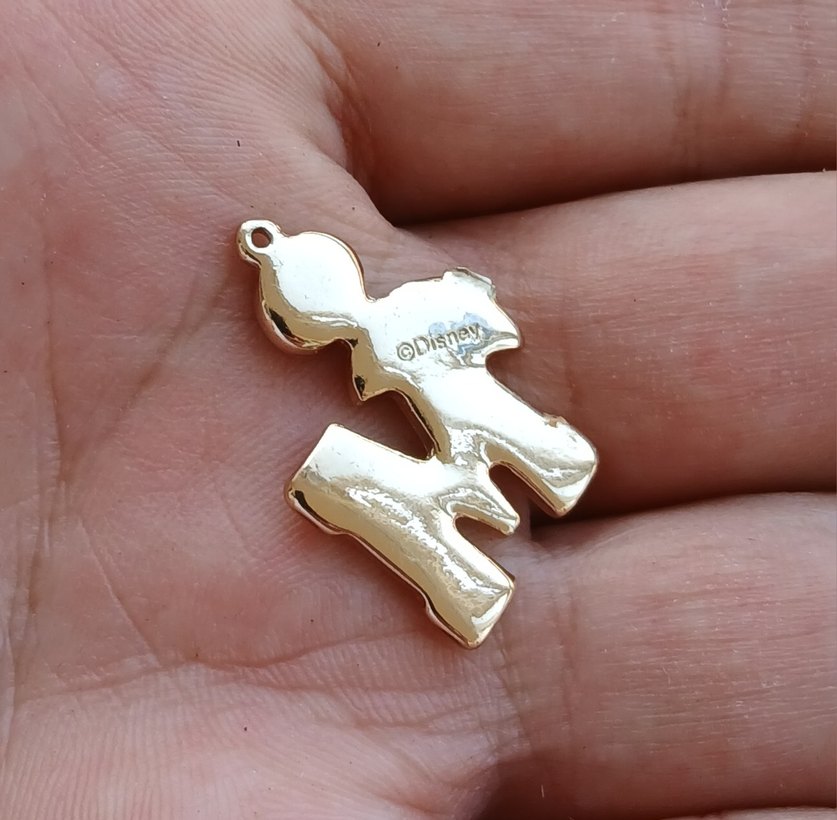 Kadın Altın Renkli Payetli 'M' Harfi Charm - Görsel 2