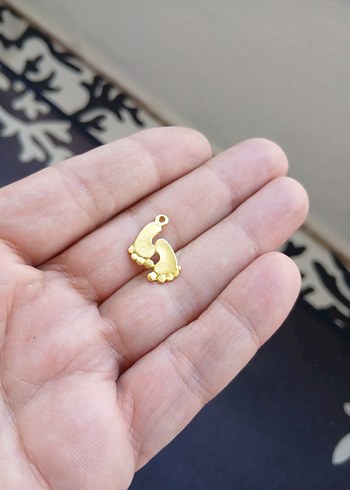 Altın Renkli Boncuklu Kadın Charm - Görsel 2