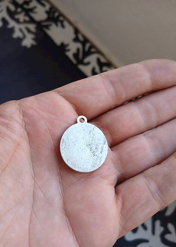 Gri Zincir Detaylı Nakışlı Kadın Charm - Görsel 3