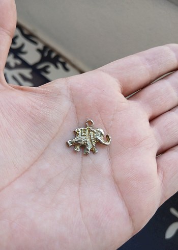 Püsküllü Altın Fil Figürü Kadın Charm - Görsel 3