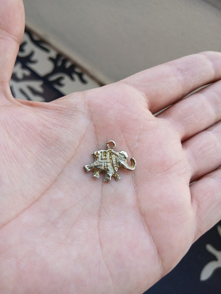 Püsküllü Altın Fil Figürü Kadın Charm - Görsel 3