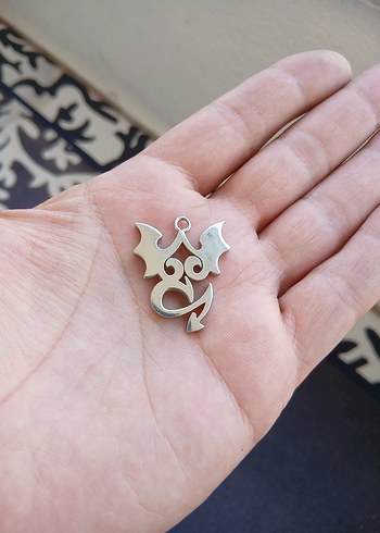 Zincir Detaylı Beyaz Gotik Kadın Charm - Görsel 3