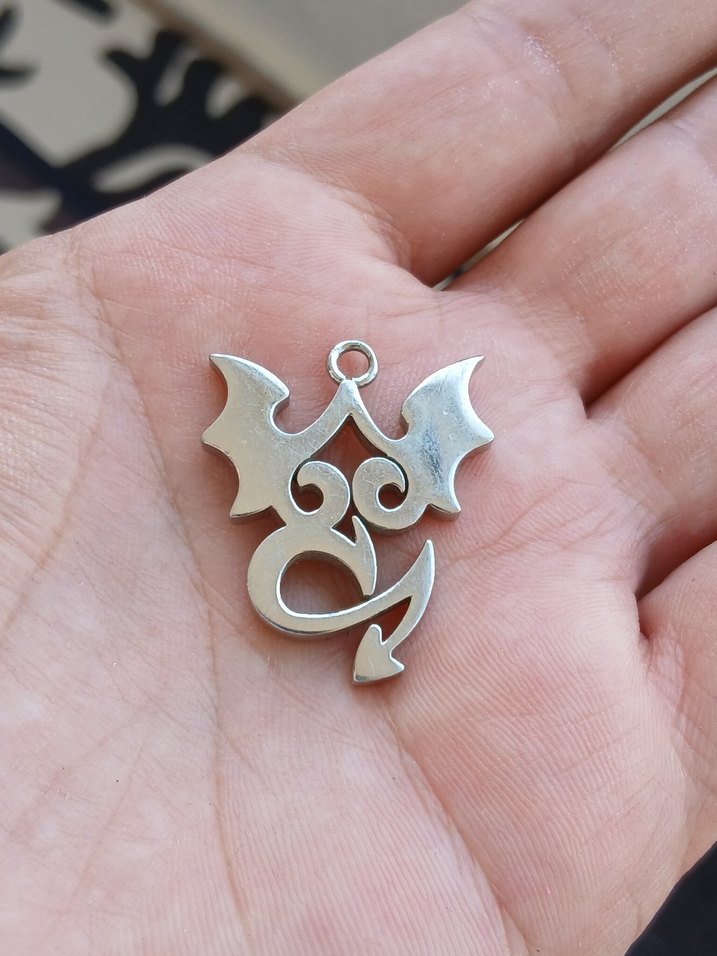 Zincir Detaylı Beyaz Gotik Kadın Charm - Görsel 2