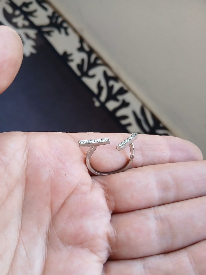 Minimalist Beyaz Gri Taşlı Kadın Küpe - Görsel 2