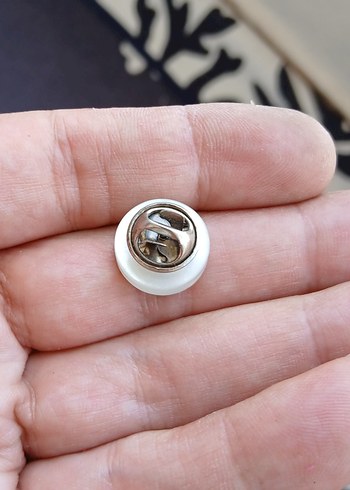 Kanatlı At Desenli Beyaz Düğme - Görsel 3