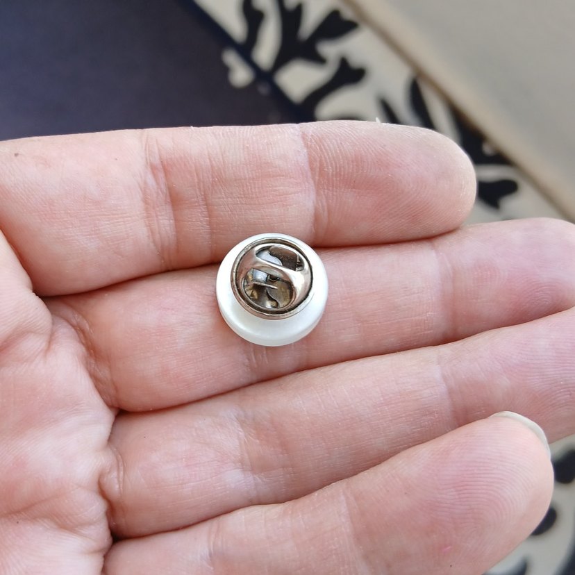 Kanatlı At Desenli Beyaz Düğme - Görsel 3