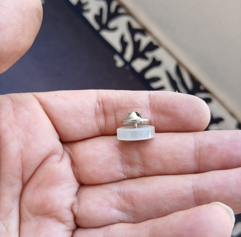 Kanatlı At Desenli Beyaz Düğme - Görsel 2