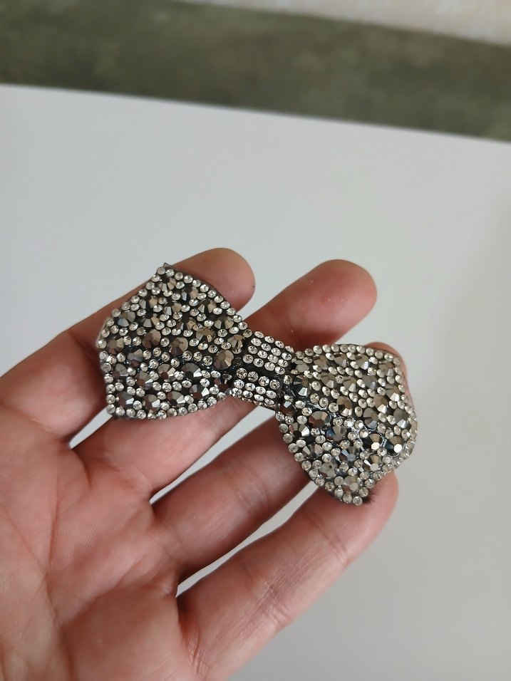 Gri Metal Taşlı Fiyonk Saç Tokası - Görsel 4
