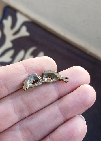 Altın Renkli Gotik Boncuklu Maske Charm - Görsel 2