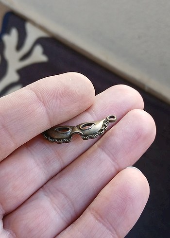 Altın Renkli Gotik Boncuklu Maske Charm - Görsel 3