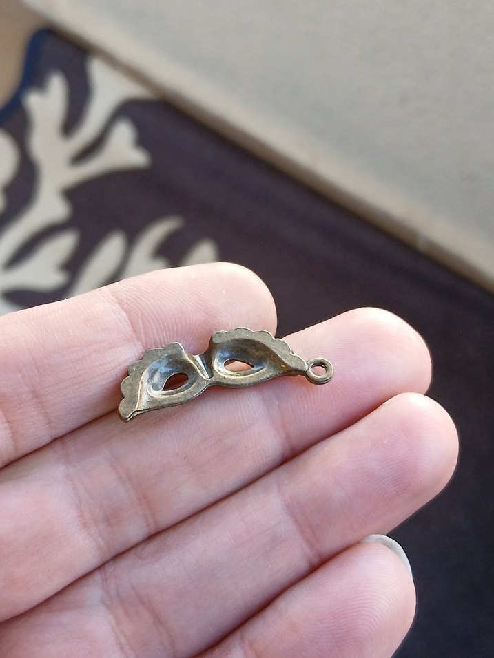 Altın Renkli Gotik Boncuklu Maske Charm - Görsel 2