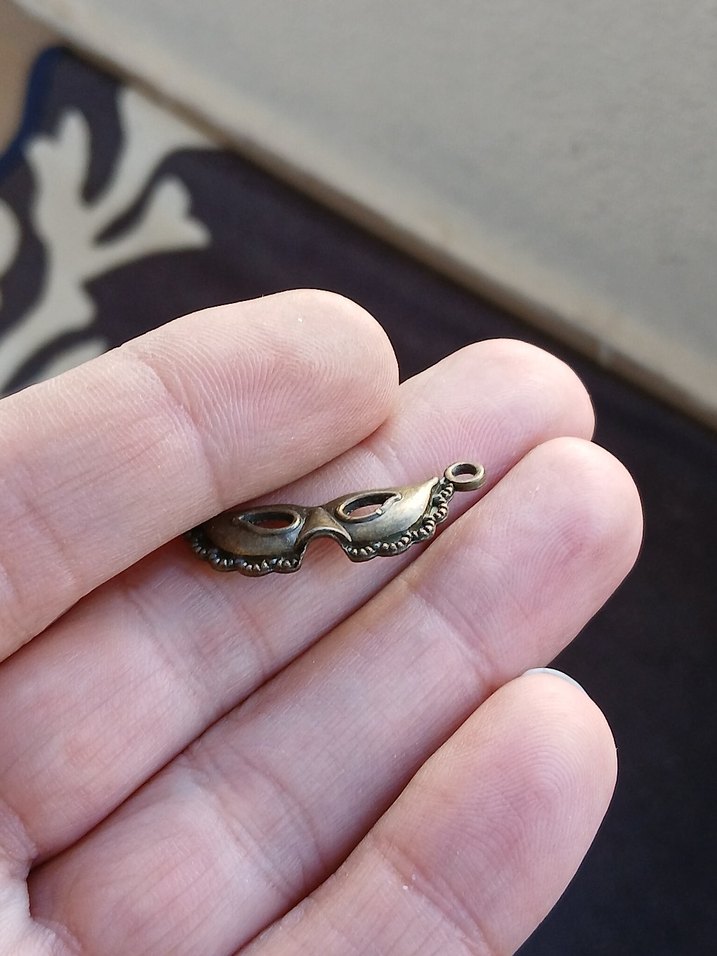 Altın Renkli Gotik Boncuklu Maske Charm - Görsel 3