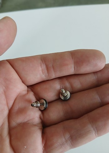 Gri Minimalist Erkek Küpe - Görsel 3