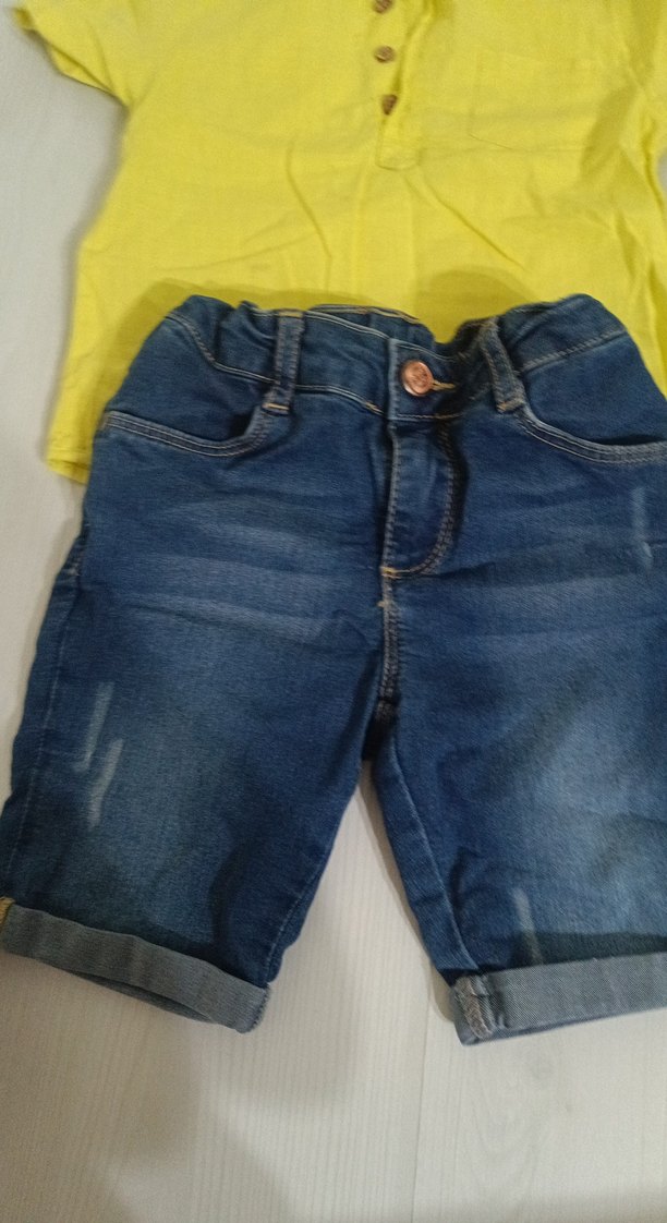 Sarı Düğmeli Tişört ve Kot Şort erkek çocuk - Görsel 2