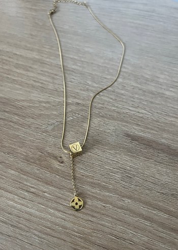 Altın Renk Zincir Detaylı Çelik Kolye