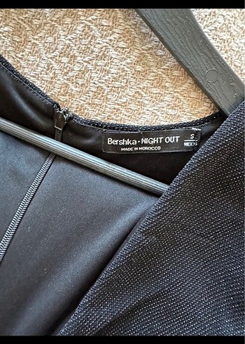 Siyah Drapeli Mini V Yakalı tulum - Görsel 4