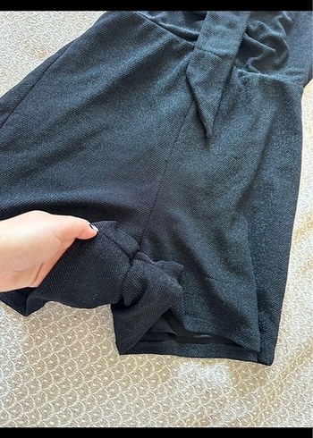 Siyah Drapeli Mini V Yakalı tulum - Görsel 5