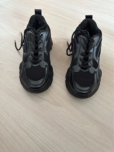 Elle siyah spor ayakkabı