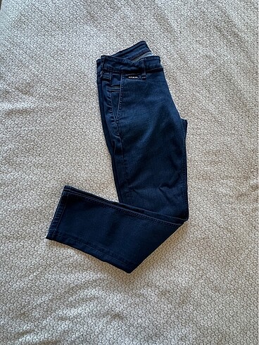 Guess lacivert erkek jeans ,28 beden , uzunluk 94 cm , paça 15 c
