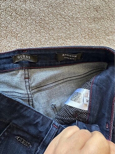 s Beden lacivert Renk Guess lacivert erkek jeans ,28 beden , uzunluk 94 cm , paça 15 c