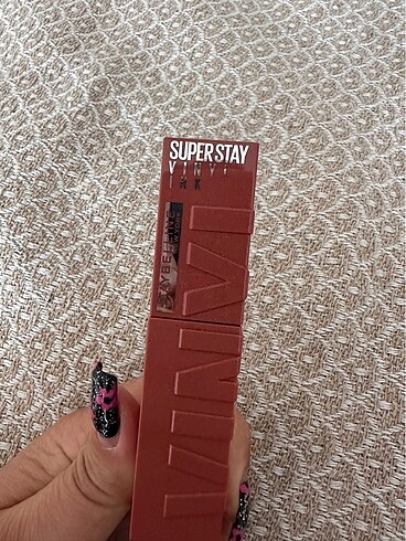Beden turuncu Renk Maybelline New York Super Stay Vinyl Ink Uzun Süre Kalıcı Şeftal