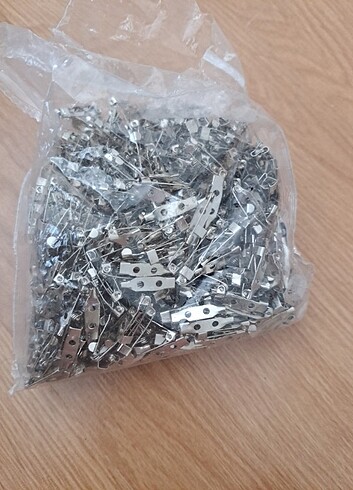  Broş iğneleri (2 cm) delikli