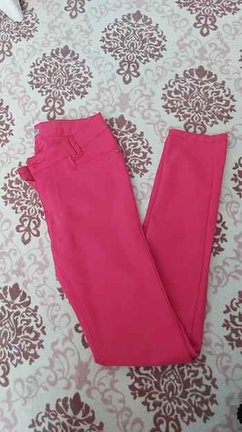 Pembe pantolon