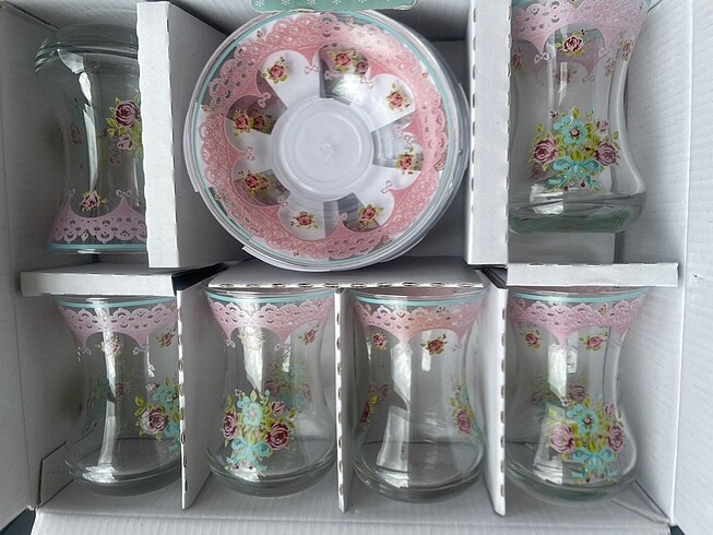 English Home Çiçekli Çay Bardağı ve Altlığı Set