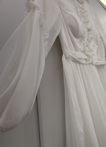 Kuşaklı fırfırlı Beyaz nikah elbisesi
