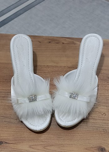 Beyaz Kürklü Parlak Terlik