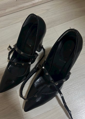 39 Beden Kadın Siyah Deri Gotik Tokalı Stiletto