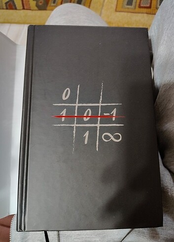  Kimse Gerçek Değil imzalı