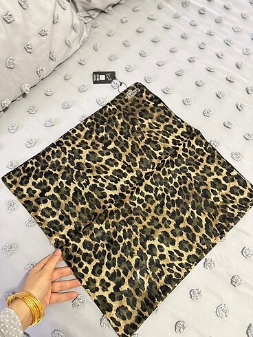 Leopar tok pamuk eşarp