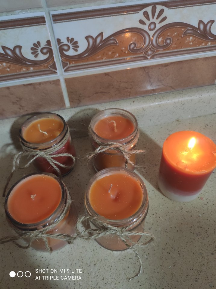 kırmızı ve turuncu renkte mum - Görsel 2