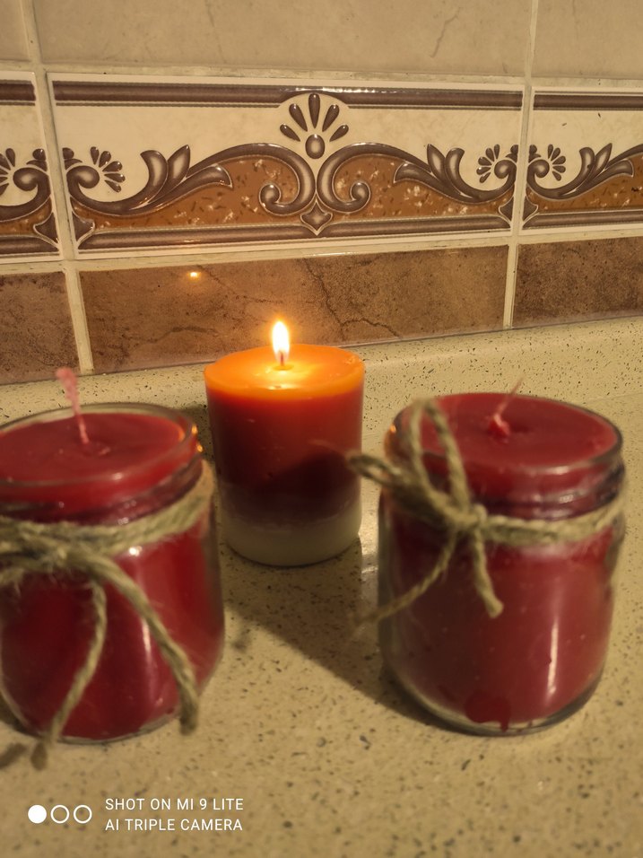kırmızı ve turuncu renkte mum - Görsel 3