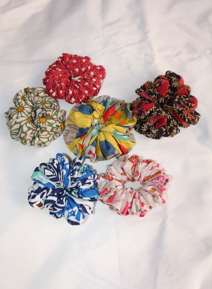 Kalpli Pamuklu Kırmızı Lastikli Saç Tokası - Görsel 2